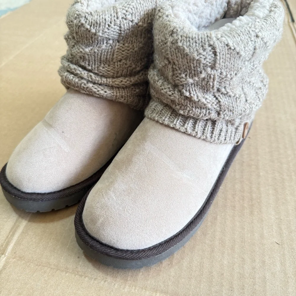 Muk Luks‎ Essentials Women Boots 6W Beige Knit Winter Suede Water Resistant Cozy